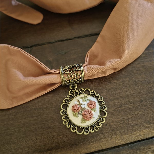 Chocker Margot | Faixa de tecido com Pingente bordado a mão