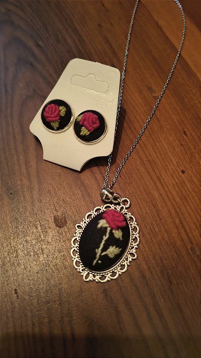 Conjunto Prata Rosas Solitárias | Colar e Brincos Bordados a Mão