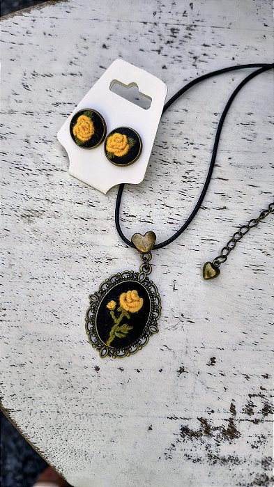 Conjunto Rosas Solitárias Vintage | Colar e Brincos Bordados a Mão
