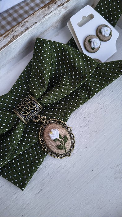 Chocker Magrit | Faixa de tecido com Pingente bordado a mão