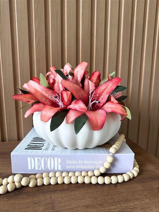 Arranjo de Lirios Rosa Coral Artificial Vaso Gomo OffWhite