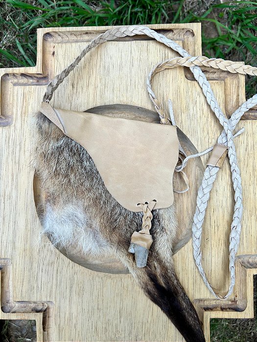 Bolsa Xamânica em Couro de Boi com Pele de Graxaim - Tamanho Médio