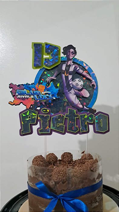 Topo de bolo em camadas 3D Personagem Blue Lock Rivals com nome e idade - Com laminação