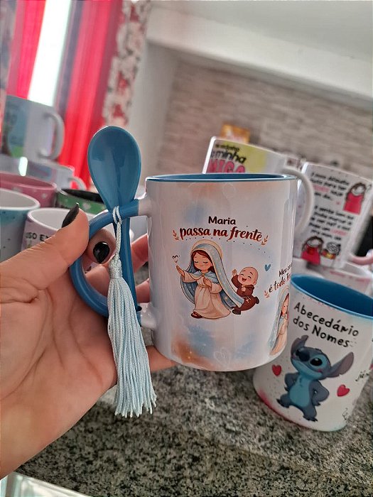 Caneca Porcelana - Maria Passa na frente