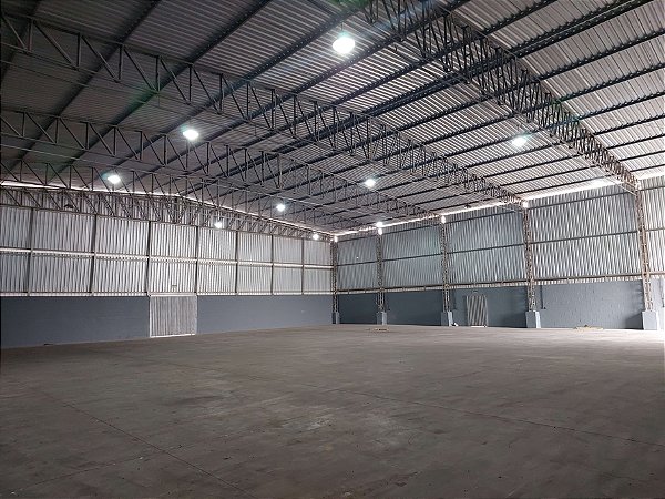 Galpão Para Aluguel 900m² com escritório e banheiros situado no Polo Moveleiro - Bairro Canivete.