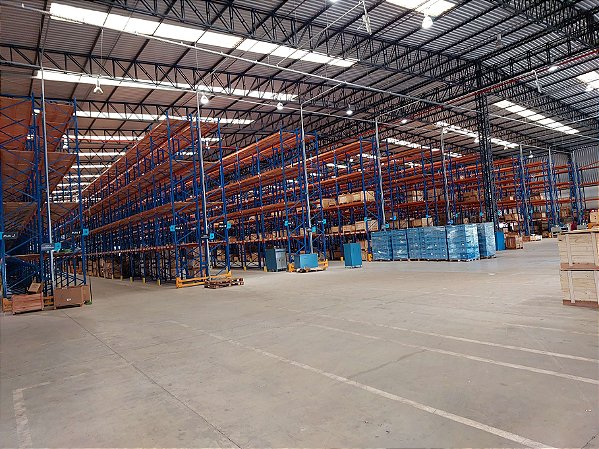 Galpão Para Aluguel 10.600m² Com Amplo Espço Para Estacionamento, Escritório, Banheiros, Vestuários, Cozinha.