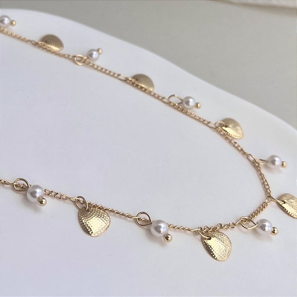 Colar choker com conchinhas e perolas