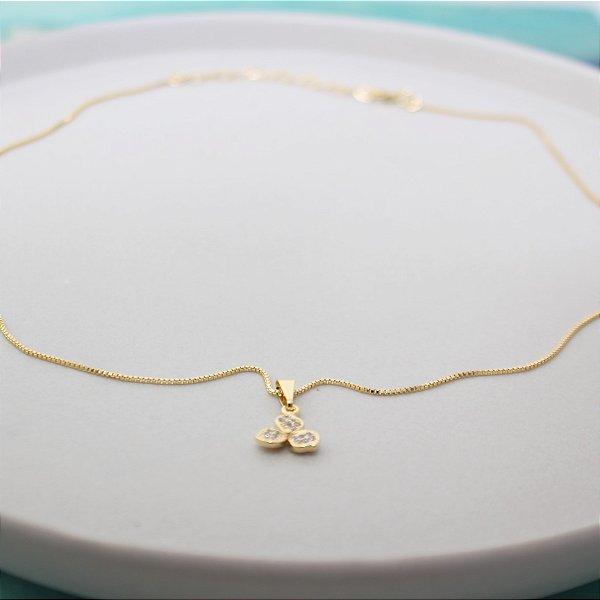 Colar com pingente flor três petalas cravejado