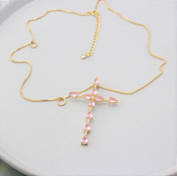 Colar venziana com pingente cruz rosa em zirconia