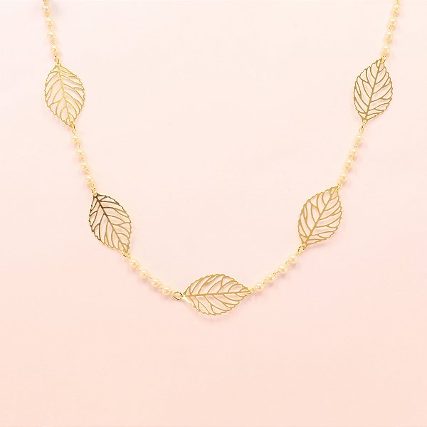Gargantilha de Pérolas com Folha Vazada Folheado a Ouro 18k