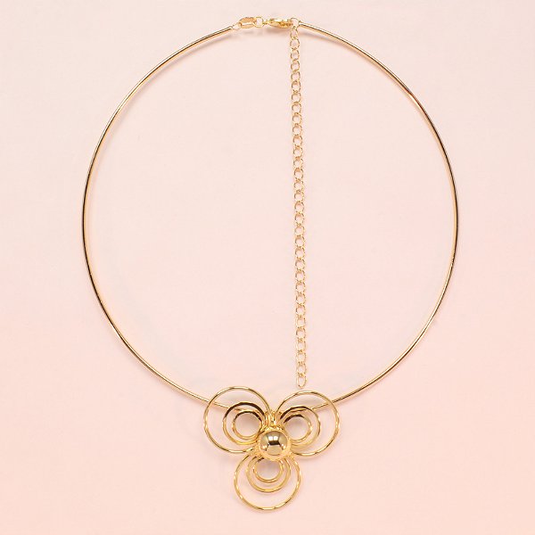 Choker de Aro Liso com Flor Vazada Folheado a Ouro 18k