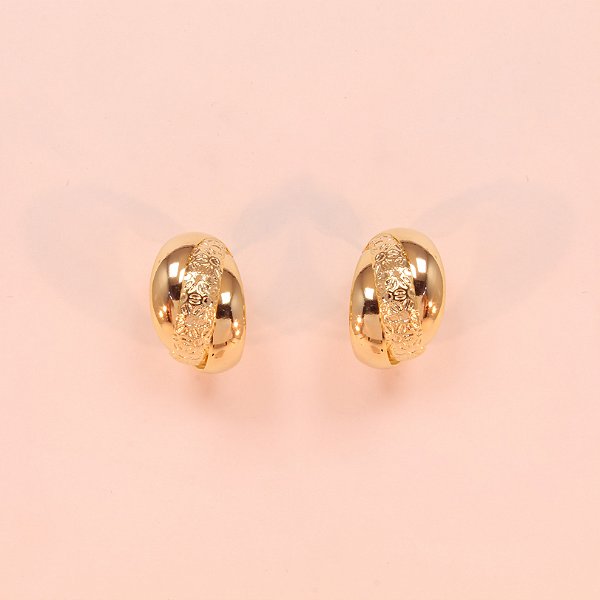 Brinco Argola com Detalhe de Flores Folheado a Ouro 18k