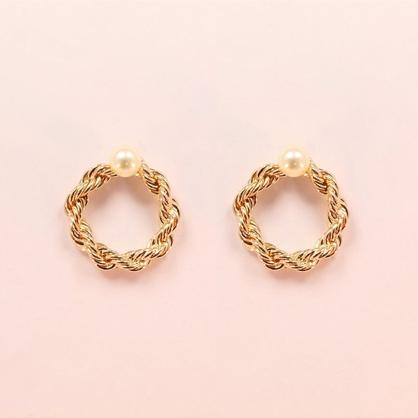 Brinco Torcido com Detalhe em Pérola Folheado a Ouro 18k