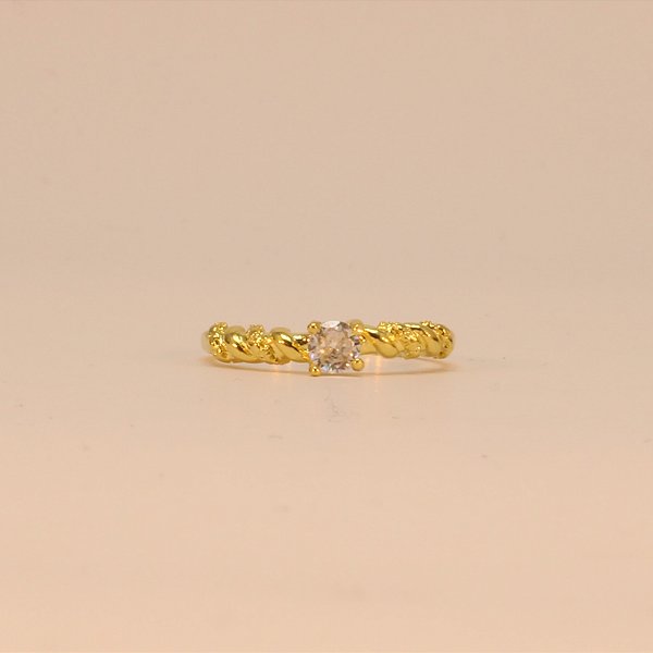 Anel Trabalhado com Detalhe em Zircônia Folheado a Ouro 18k