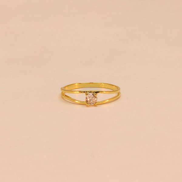 Anel com Detalhe em Zircônia Folheado a Ouro 18k