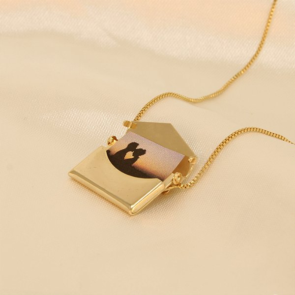 Gargantilha com Design de Envelope Folheado a Ouro 18k