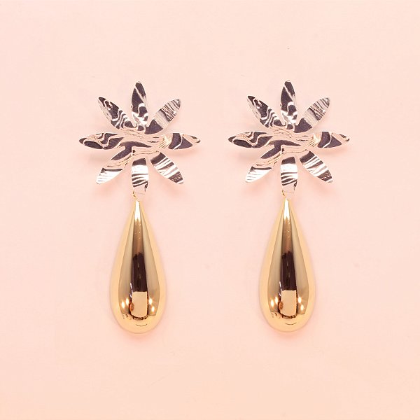Brinco com Design de Flor e Gota Folheado a Prata e Ouro 18k