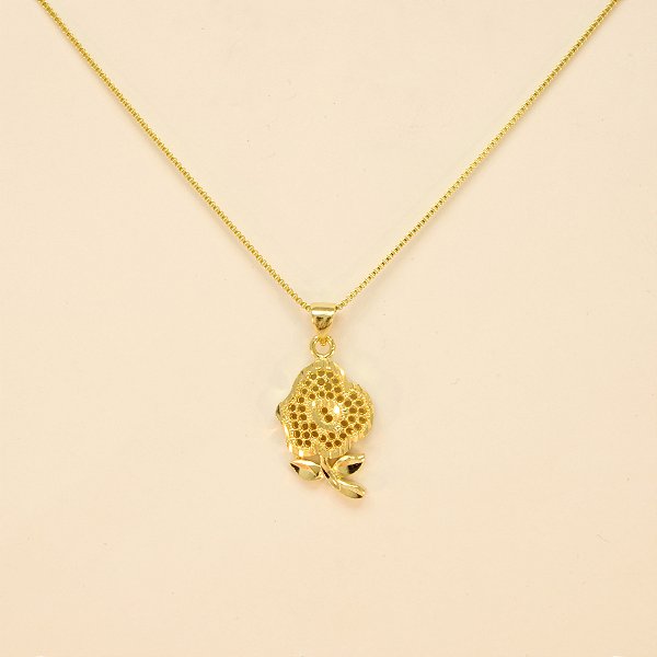 Gargantilha com Flor Trabalhada Folheado a Ouro 18k