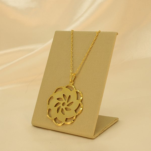 Gargantilha de Flor Trabalhada e Folheada a Ouro 18k