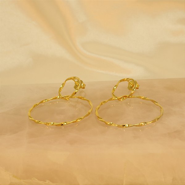 Brinco com Design Torcido Folheado a Ouro 18k