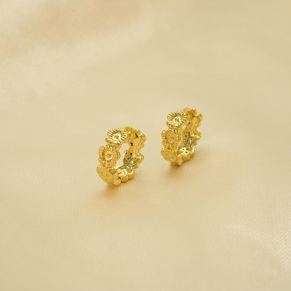 Brinco de Argola com Flor Banhado a Ouro 18k