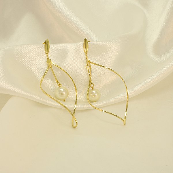 Brinco com Design em Pérola Banhado a Ouro 18k