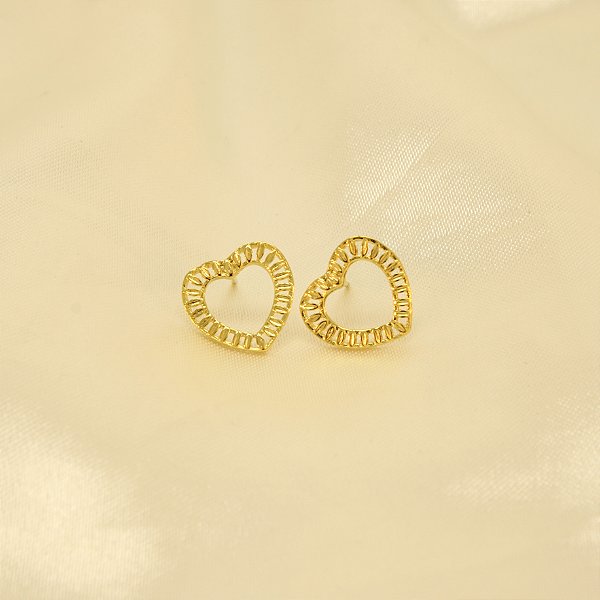 Brinco de Coração Vazado Trabalhado Folheado a Ouro 18k