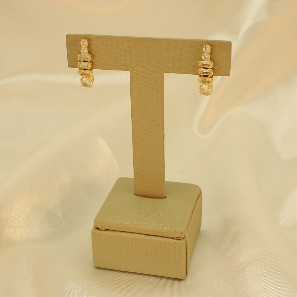 Brinco com Design em Zircônias Folheado a Ouro 18k