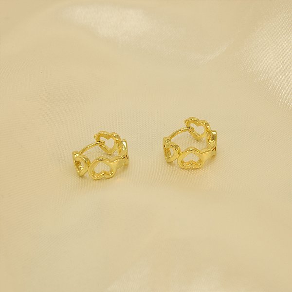 Brinco Argolinha com Corações Vazados Banhado a Ouro 18k