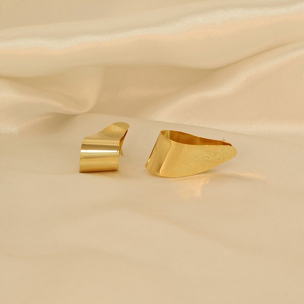 Brinco com Design Dobrado Folheado a Ouro 18k