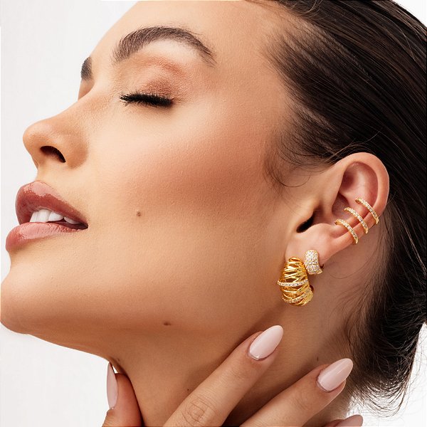 Brinco Entrelaçado e Cravejado Folheado a Ouro 18k