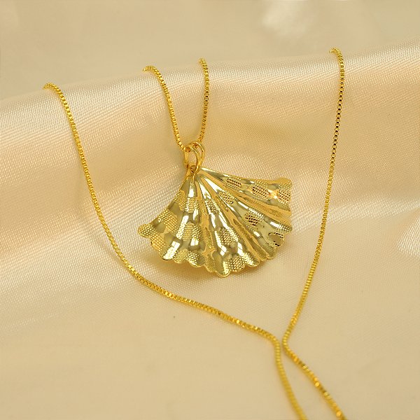 Gargantilha com Pingente Trabalhado Folheado a Ouro 18k