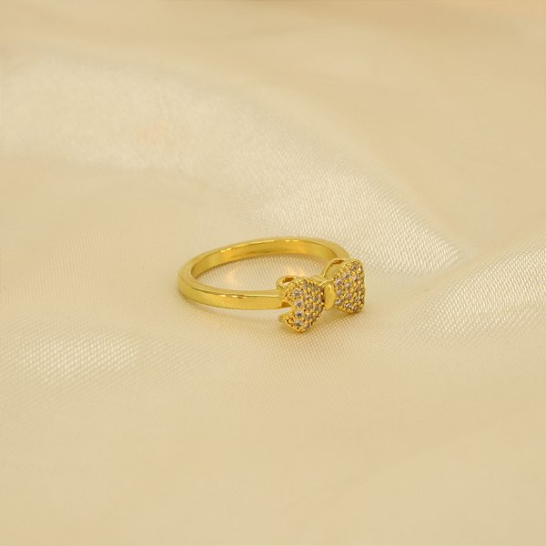 Anel com Design de Laço Cravejado Folheado a Ouro 18k
