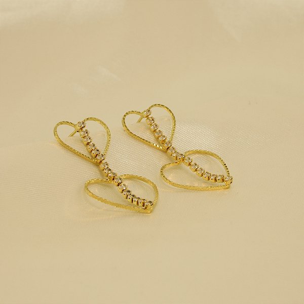 Brinco Coração com Linha Cravejada Folheado a Ouro 18k