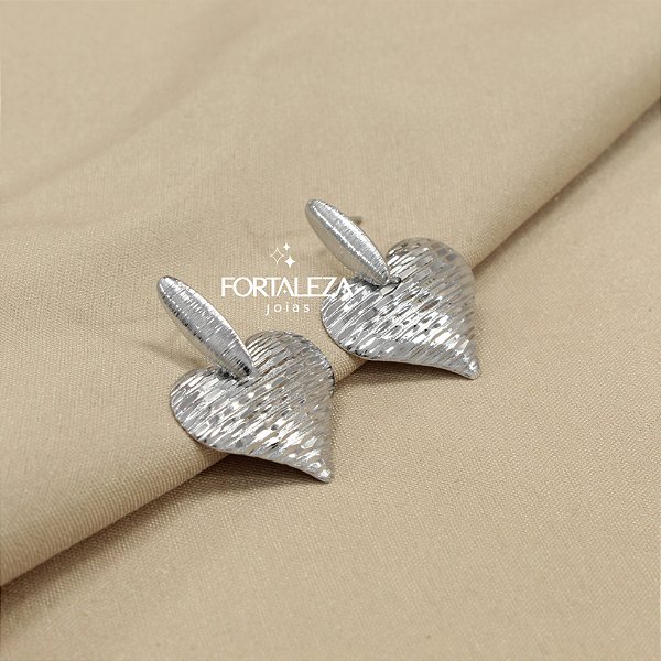 Brinco Coração Diamantado Banhado a Ouro Branco