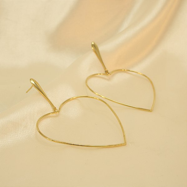 Brinco de Coração Vazado Banhado a Ouro 18k