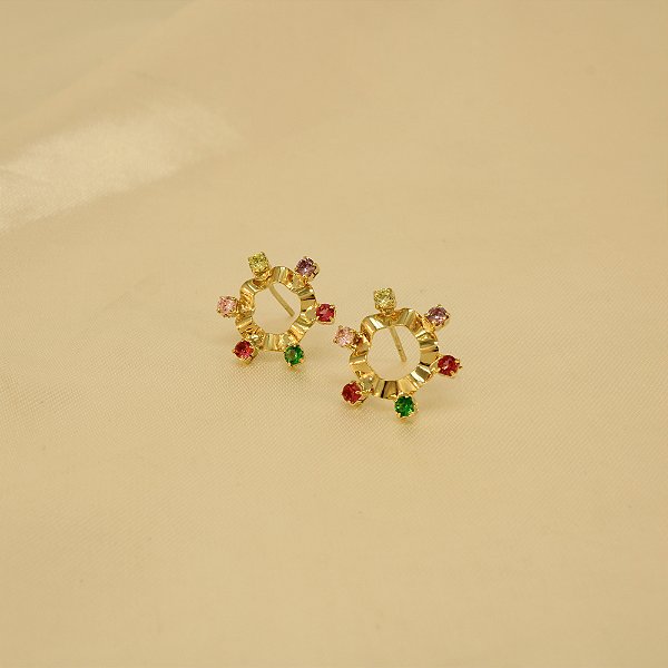 Brinco Trabalhado em Zircônias Banhado a Ouro 18k