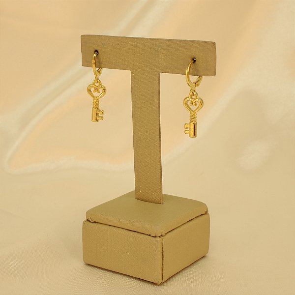 Brinco Argola com Design de Chave Banhado a Ouro 18k
