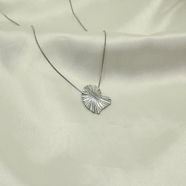 Gargantilha de Coração Orgânico Banhado a Ouro Branco