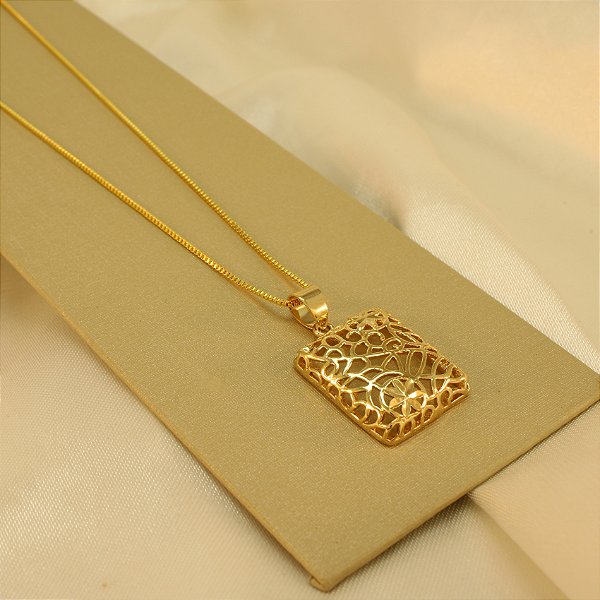 Gargantilha Quadrada Trabalhada e Banhada a Ouro 18k