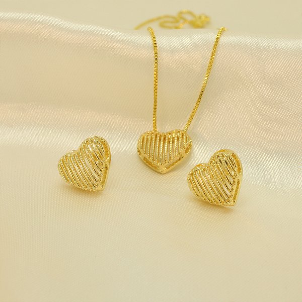 Conjunto de Coração Texturizado Banhado a Ouro 18k