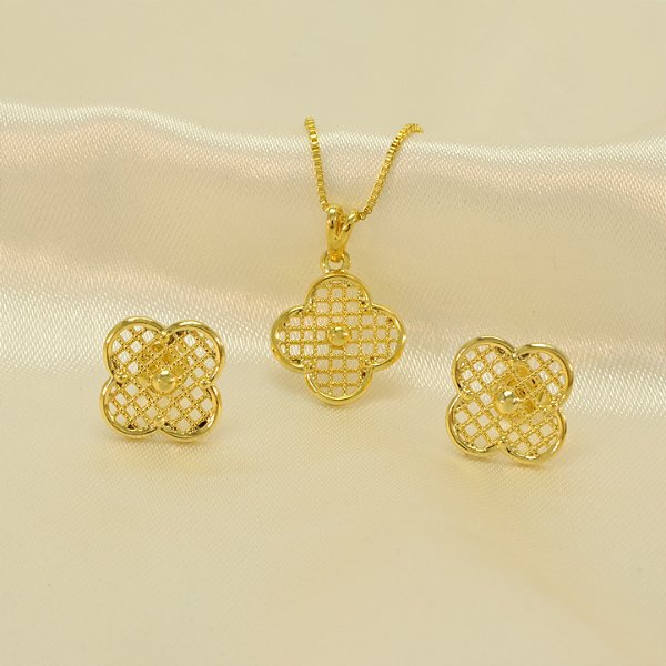 Conjunto Trevo Trabalhado e Banhado a Ouro 18k