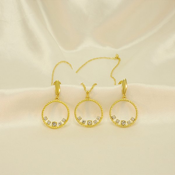 Conjunto com Design Torcido e Zircônia Banhado a Ouro 18k