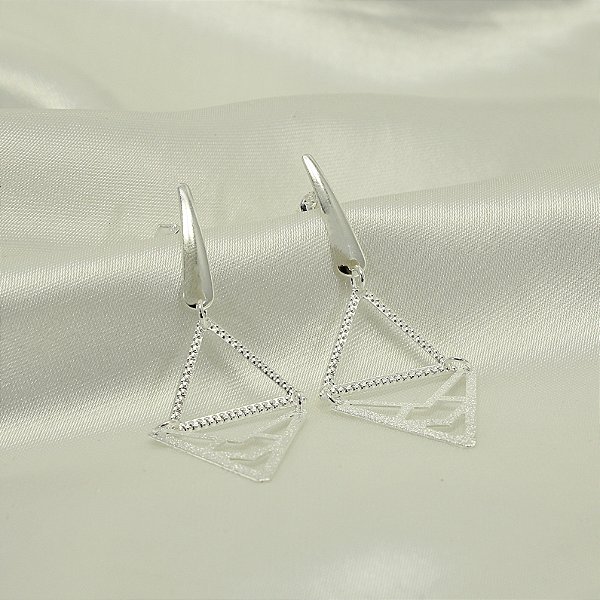 Brinco com Design Geométrico Banhado a Prata 925