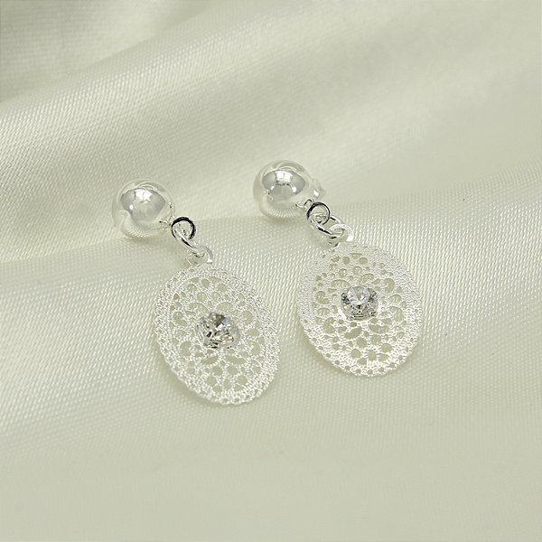 Brinco com Design Rendado e Zircônia Banhado a Prata 925