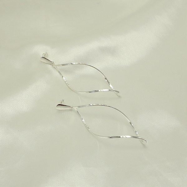 Brinco com Design Torcido Banhado a Prata 925