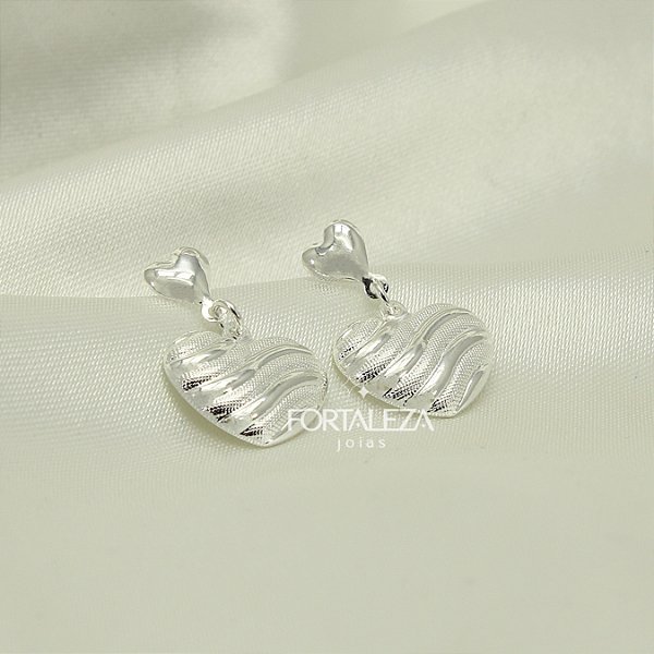 Brinco de Coração Texturizado e Banhado a Prata 925