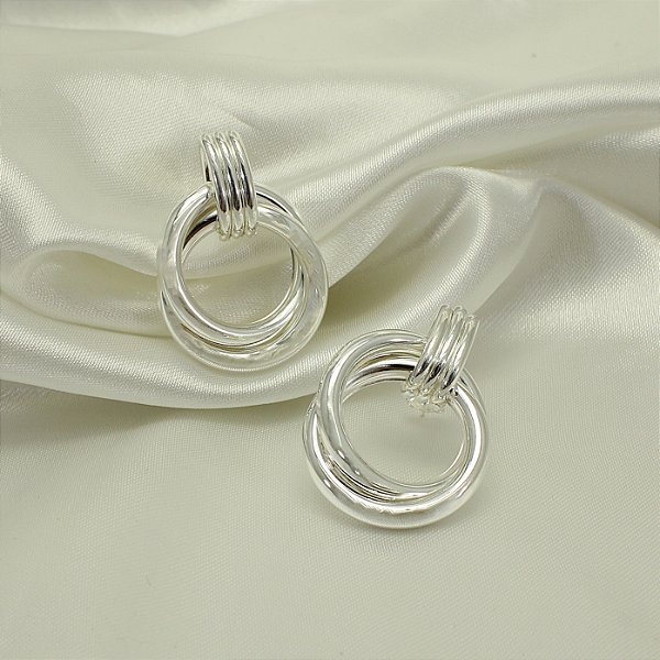 Brinco com Elos Entrelaçados Banhado a Prata 925