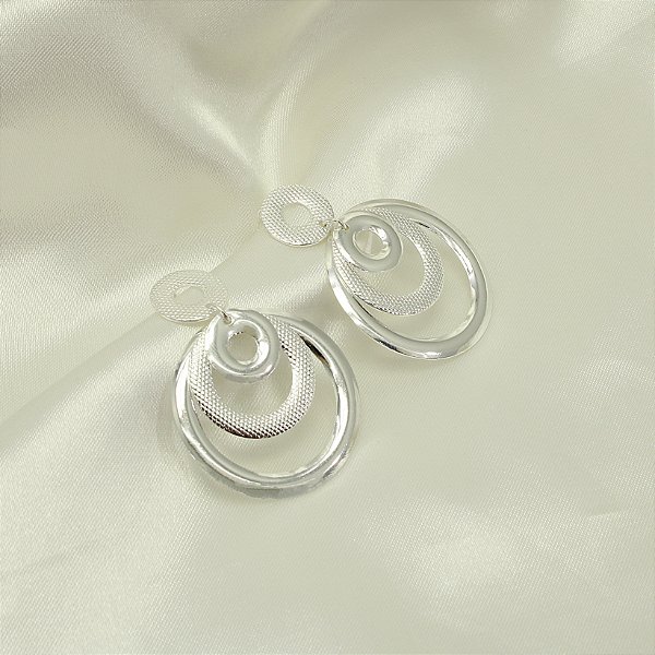 Brinco com Design Texturizado Banhado a Prata 925