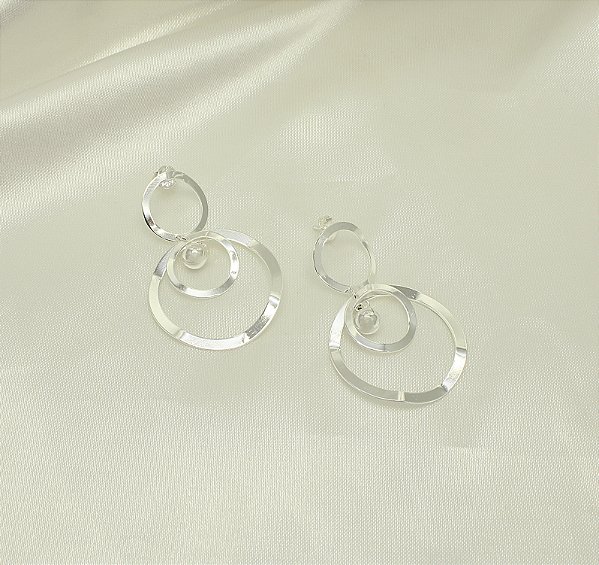 Brinco com Elos Ondulados e Bolinha Banhado a Prata 925